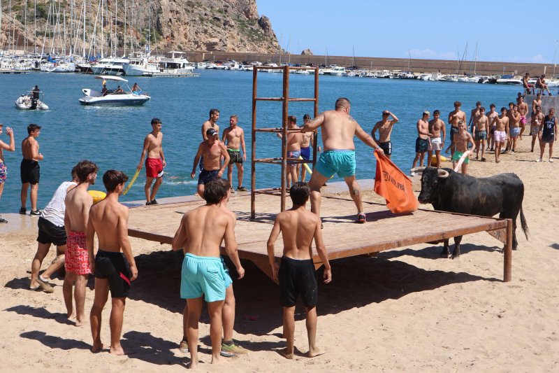 GALERIA DE FOTOS de l'estrene del BARET de les festes de DUANES: gran ambient, “botellins” a caixes i, a més… bous a la mar GALERIA DE FOTOS de l'estrene del BARET de les festes de DUANES: gran ambient, “botellins” a caixes i, a més… bous a la mar